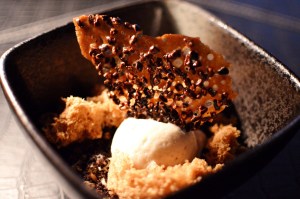 Hazelnut gelato w praline sponge, tonka beans & raw cocoa